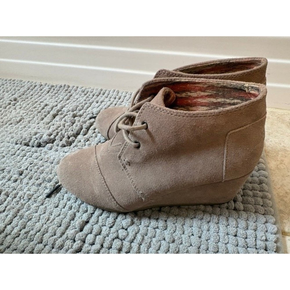 TOMS Desert Wedge Booties Women's 8 Taupe Suede Lace Up Ankle Boots Chukka